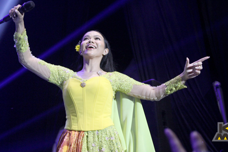 Penyanyi Yura Yunita menjadi bintang tamu dalam konser penutupan Pesta Rakyat Komunikasi (Perak) 2022 yang digelar di Lapangan PPBS Unpad, Jatinangor, Minggu (23/10/2022).