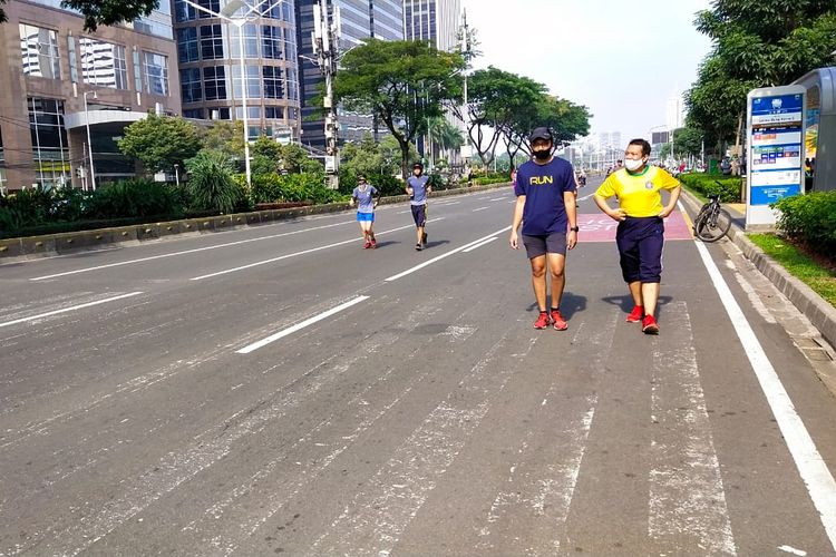 Pemerintah Provinsi DKI Jakarta kembali menggelar hari bebas kendaraan bermotor (HBKB) atau car free day (CFD) di kawasan Sudirman-Thamrin Jakarta Pusat pada Minggu (21/6/2020). Kawasan ini sebelumnya ditutup sejak 15 Maret 2020 lalu saat pandemi Covid-19 mulai merebak di Ibu Kota.