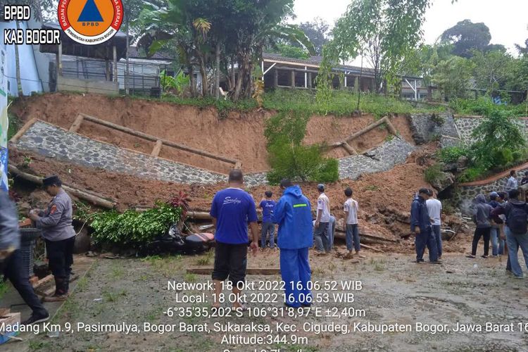 Tembok penahan tanah atau TPT setinggi 6 meter ambruk menimpa bangunan sekolah SMAN 1 Sukajaya Desa Sukajaya, Kecamatan Sukajaya, Kabupaten Bogor, Jawa Barat, Selasa (18/10/2022) pukul 16.00 WIB.