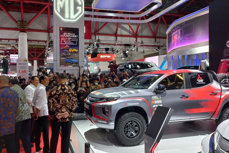 Jokowi Penasaran dengan Replika Mobil Ralli Mitsubishi di IIMS 2023