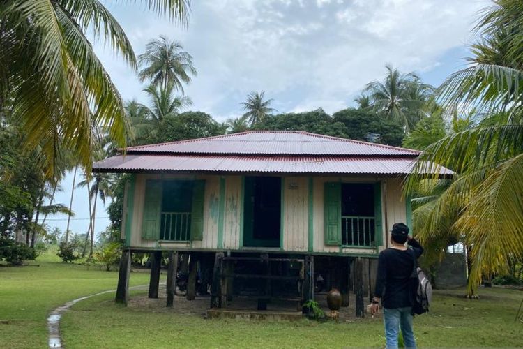 Rumah Melayu di Desa Berakit, Kabupaten Bintan, Kepulauan Riau sejak 2 September 2022 ditetapkan Gubernur Kepulauan Riau sebagai cagar budaya.