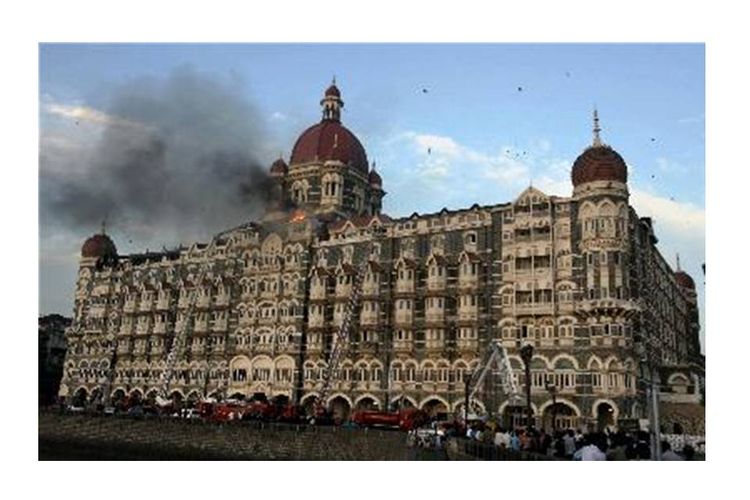 Petugas pemadam kebakaran, Kamis (27/11/2008), berupaya memadamkan api yang membakar Hotel Taj Mahal di Mumbai, India (atas). Hotel mewah ini terbakar setelah diserang sekelompok teroris bersenjata, Rabu malam. Petugas, Kamis, menyelamatkan sejumlah penghuni hotel lewat tangga darurat setelah teroris menguasai dan menyandera sejumlah petugas dan tamu hotel (tengah). Anak-anak sekolah di Ahmedabad, India, Kamis, membawa lilin saat berdoa bagi para korban yang tewas dalam aksi teroris di Mumbai. Sedikitnya 125 orang tewas.