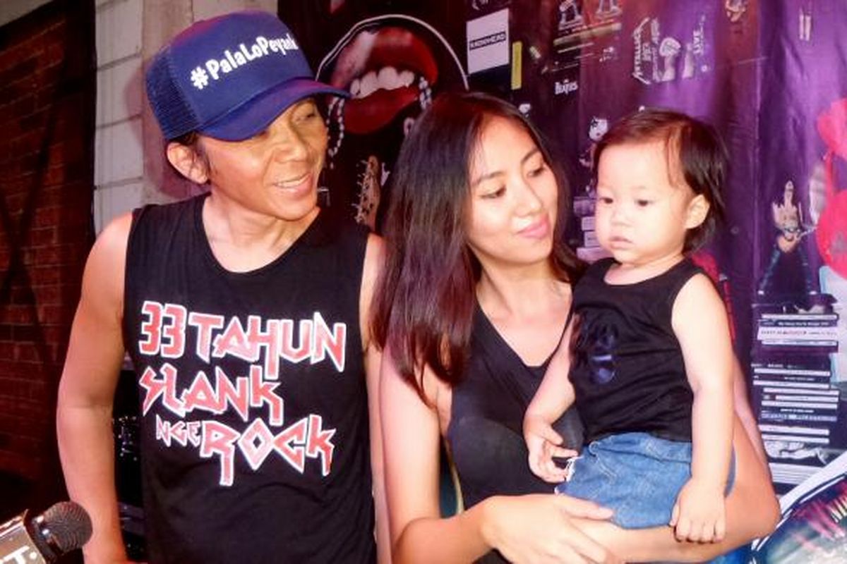 Drummer Slank, Bimbim bersama sang istri Reni Setiawan dan putranya Maomettano Luke Almuchzumi saat diabadikan di gang Potlot, Duren Tiga, Jakarta Selatan, Selasa (7/2/2017).