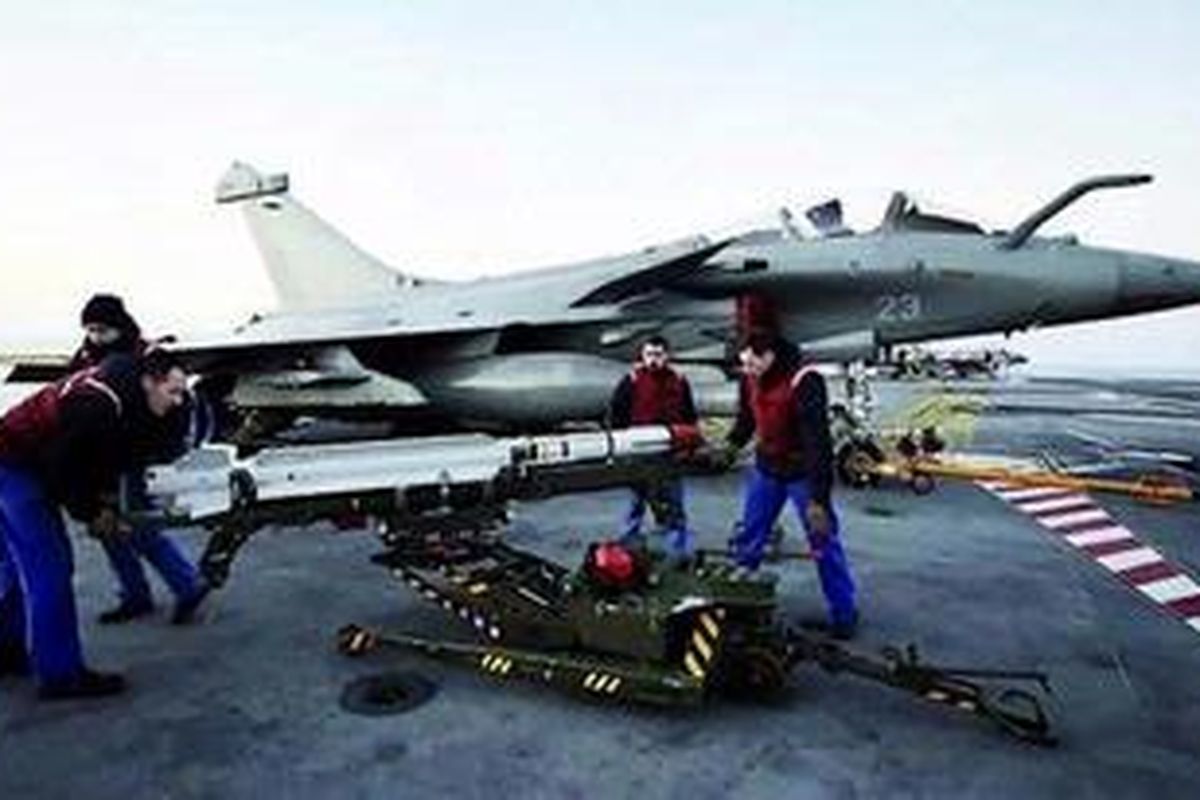Teknisi Angkatan Laut Perancis mempersenjatai pesawat tempur Rafale dengan misil "Mica IR" untuk menjalankan misi ke Libya di atas kapal induk Charles De Gaulle, Jumat (25/3). Kubu oposisi Libya berterima kasih kepada Perancis atas inisiatif mereka memulai serangan koalisi terhadap basis militer pemimpin Libya, Moammar Khadafy, tetapi meminta "kekuatan asing" bisa meninggalkan negeri mereka.