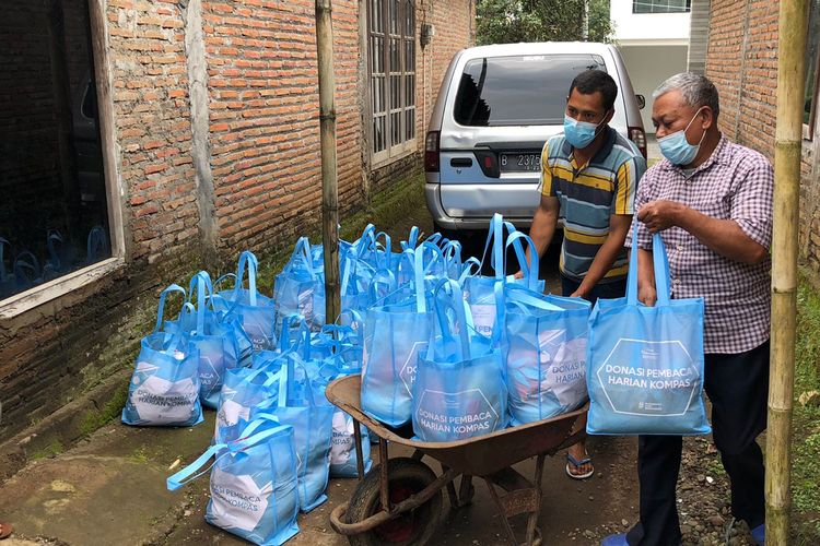 Proses serah terima simbolis bantuan sebako pembaca Harian Kompas yang diwakilkan Gramedia Semarang dan warga Dusun Tetep.