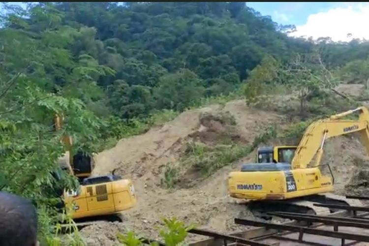 Alat berat dikerahkan untuk membersihkan material longsoran di Kilometer 73, Kelurahan Takari, Kecamatan Takari, Kabupaten Kupang, Nusa Tenggara Timur (NTT)