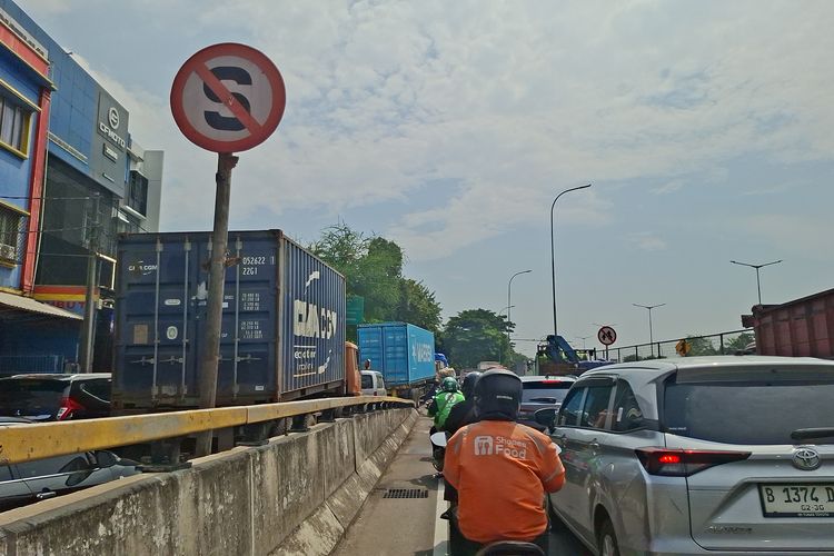 Ada Evakuasi Sopir Tewas Dalam Mobil, Jalan Ring Road Cengkareng Jakbar Sempat Macet 2,5 Km