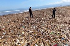 Diperkirakan Ada 200 Ton Sampah Tutupi Pantai Talanca di Sukabumi