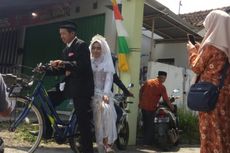 Pernikahan Unik, Pengantin Baru Sedekahkan Sandal Jepit ke Masjid Usai Akad