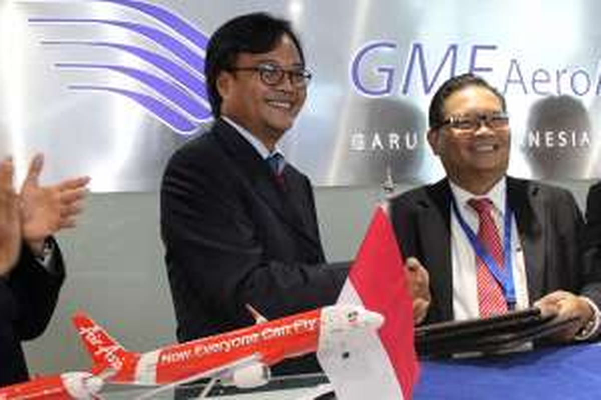 (Dua di tengah) Richard Budihadianto (kanan), Direktur Utama GMF dan Sunu Widyatmoko (kiri), Presiden Direktur AirAsia Indonesia menandatangani kerjasama 
