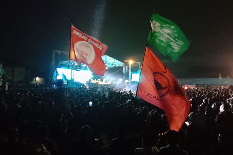 Ribuan orang menghadiri acara sholawatan bertajuk “Sholawat Kebangsaan dan Persatuan” untuk pasangan Ganjar Pranowo - Mahfud MD, di Stadion Merdeka Jombang, Jawa Timur, Selasa (12/12/2023).