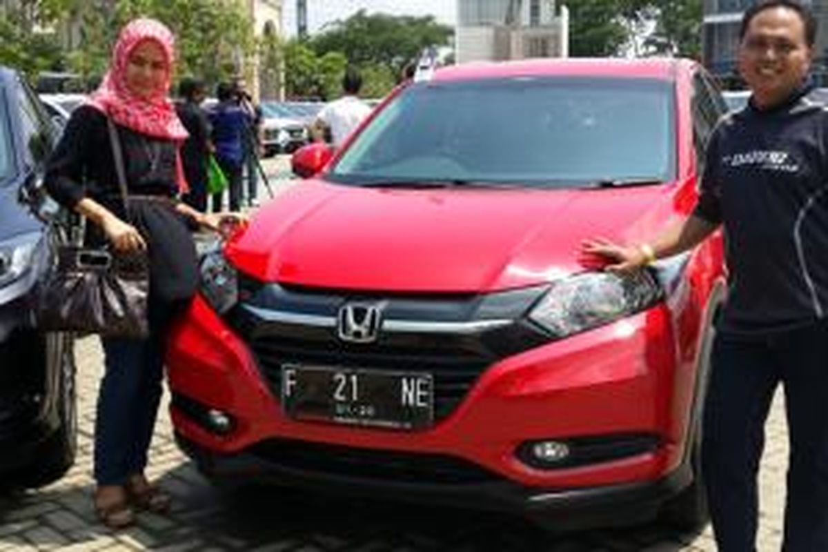 R Ine Sri Indriani (kiri) sabar menanti hampir 4 bulan untuk menjemput mobil idaman.