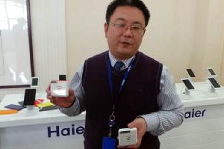 General Manager Overseas Haier Wang Zhang Zhong menunjukkan modem WiFi plus powerbank yang akan segera dirilis.