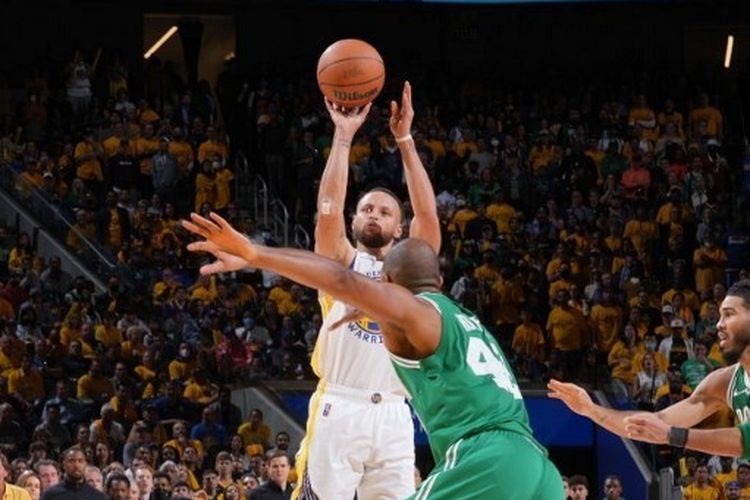 Stephen Curry (kiri) beraksi dalam NBA Finals 2022 Game 1, Boston Celtics vs Golden State Warriors, Jumat (3/6/2022) di Chase Center, California.