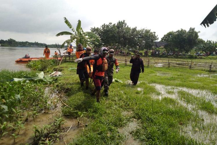 Tim SAR gabungan saat mengevakuasi salah satu korban perahu terbalik saat menyeberangi sungai Brantas, di Megaluh Kabupaten Jombang, Jawa Timur, Senin (2/3/2020).