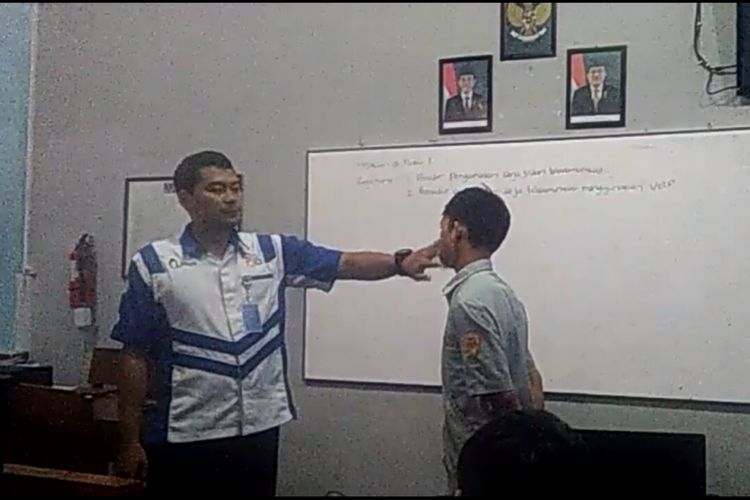 Cuplikan video guru tampar murid di SMK Kesatrian Purwokerto, Banyumas, Jawa Tengah yang viral di media sosial, Kamis (19/4/2018).