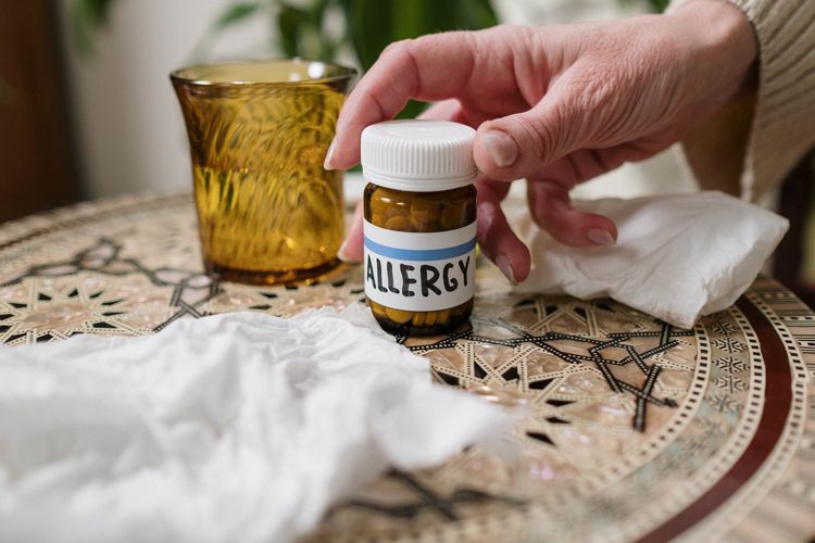 Alergi dapat diatasi dengan penggunaan obat antialergi. Namun akan lebih baik untuk mengenali jenis alergi yang kita idap, sehingga kita dapat menghidarinya, tanpa perlu pengobatan. 