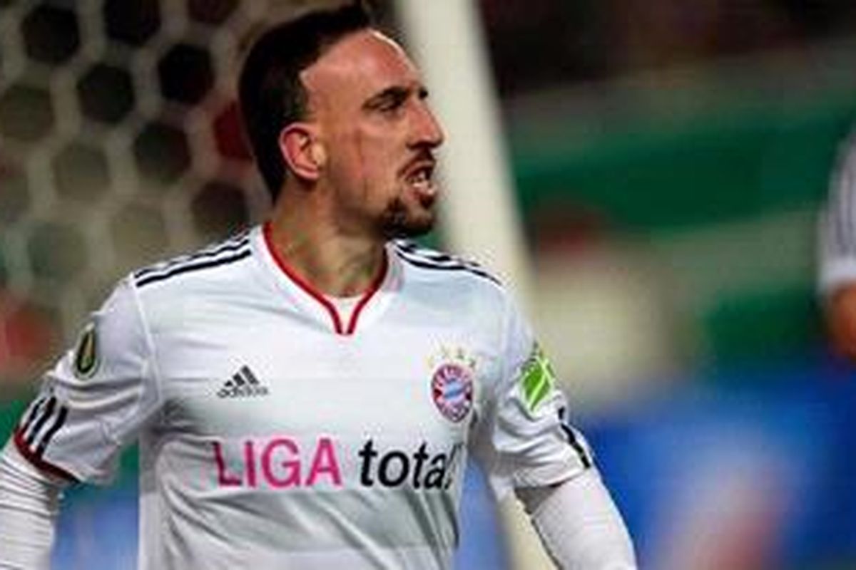 Pemain sayap Bayern Muenchen, Franck Ribery, merayakan golnya ke gawang Stuttgart, pada pertandingan perempat final DFB Pokal, di Gottlieb-Daimler-Stadion, Rabu (8/2/2012). 