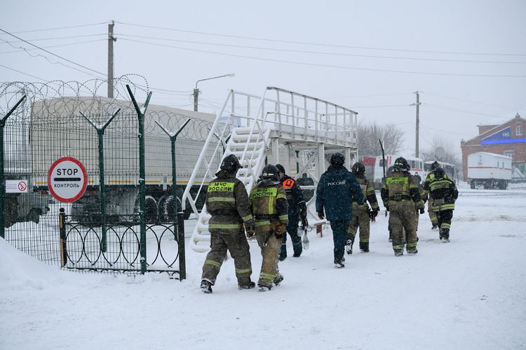 Tim penyelidik dan penyelamat tiba di tambang batu bara Listvyazhnaya, region Kemerovo, dekat kota Belovo, setelah kecelakaan di Siberia pada Kamis (25/11/2021). Hingga Jumat (26/11/2021) diyakini 52 orang tewas termasuk 6 anggota tim penyelamat. Tambang tersebut berisi 285 orang saat insiden terjadi.