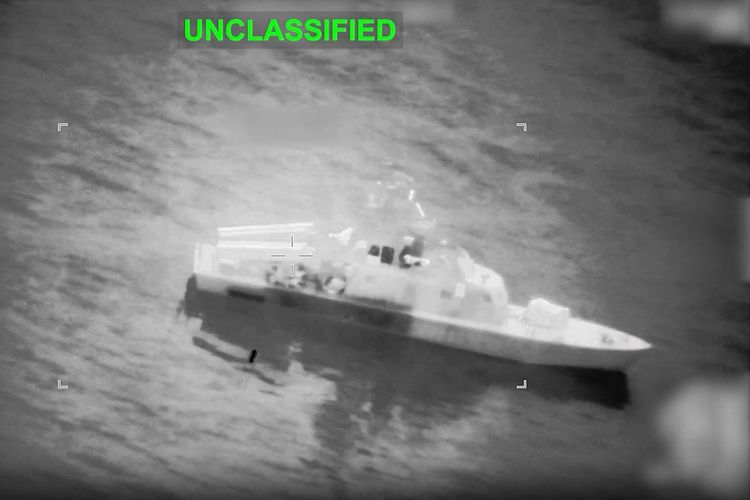 Kapal Angkatan Laut Iran sesaat sebelum diserang Amerika Serikat di dekat Selat Hormuz, ketika Operation Epic Fury berlangsung pada 10 Maret 2026.