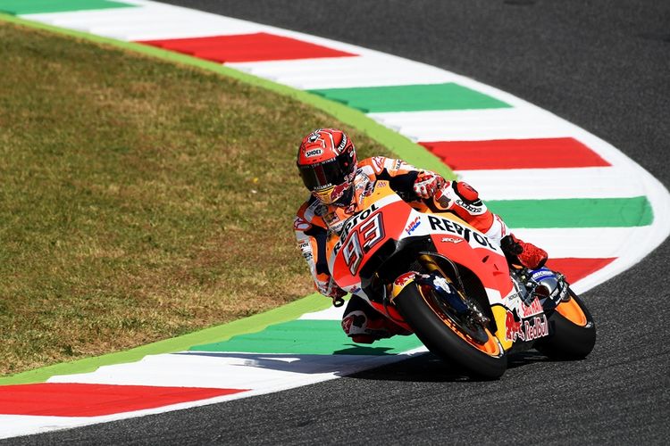 Pebalap Repsol Honda Team asal Spanyol, Marc Marquez, memacu motornya pada sesi latihan bebas hari pertama GP Italia di Sirkuit Mugello, Jumat (2/6/2017).