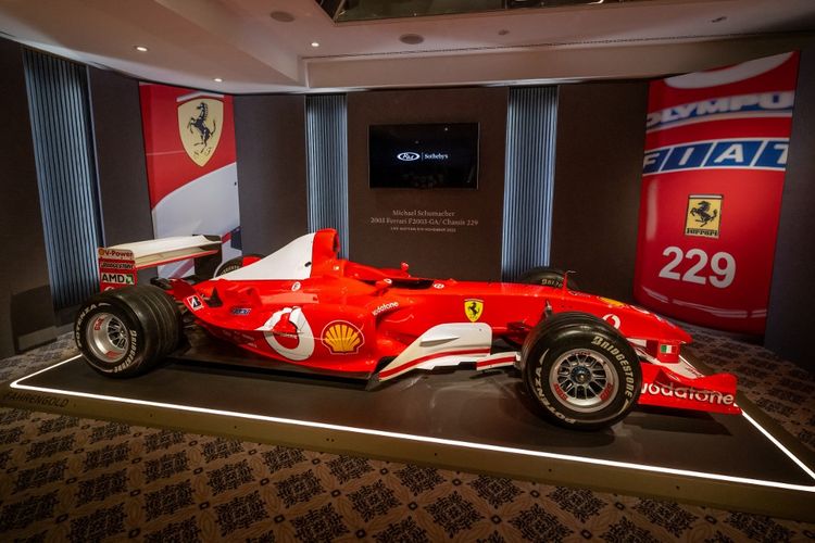 Mobil balap Ferrari F2003 GA dengan nomor chasis 299 yang dikendarai Michael Schumacher saat menjadi juara dunia Formula 1 (F1) 2003 dipamerkan menjelang lelang oleh Sotheby's di Jenewa, Swiss. (Foto oleh AFP/Fabrice Coffrini)