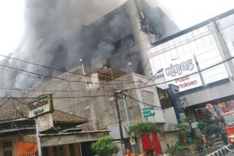 Kebakaran di pusat perbelanjaan Kings di Bandung yang sudah berlangsung dari Selasa (24/6/2014) dini hari belum juga padam hingga Selasa siang.