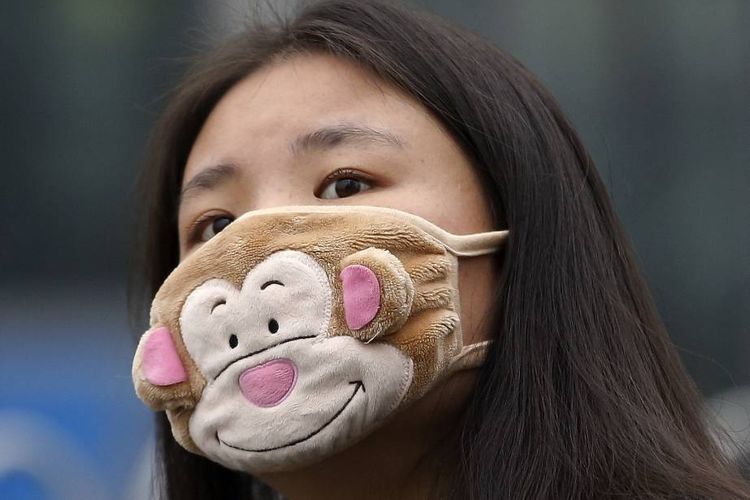 Berbagai bentuk dan gaya masker wajah digunakan warga untuk melindungi dirinya.