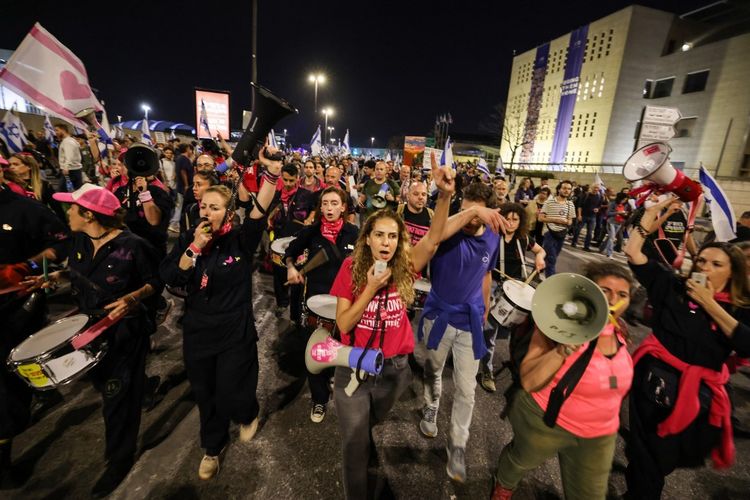 Demonstran anti-pemerintah Israel meneriakkan slogan-slogan selama protes menuntut pembebasan sandera yang ditahan oleh gerakan Hamas Palestina di Jalur Gaza sejak serangan 7 Oktober, di Yerusalem pada 31 Maret 2024. 