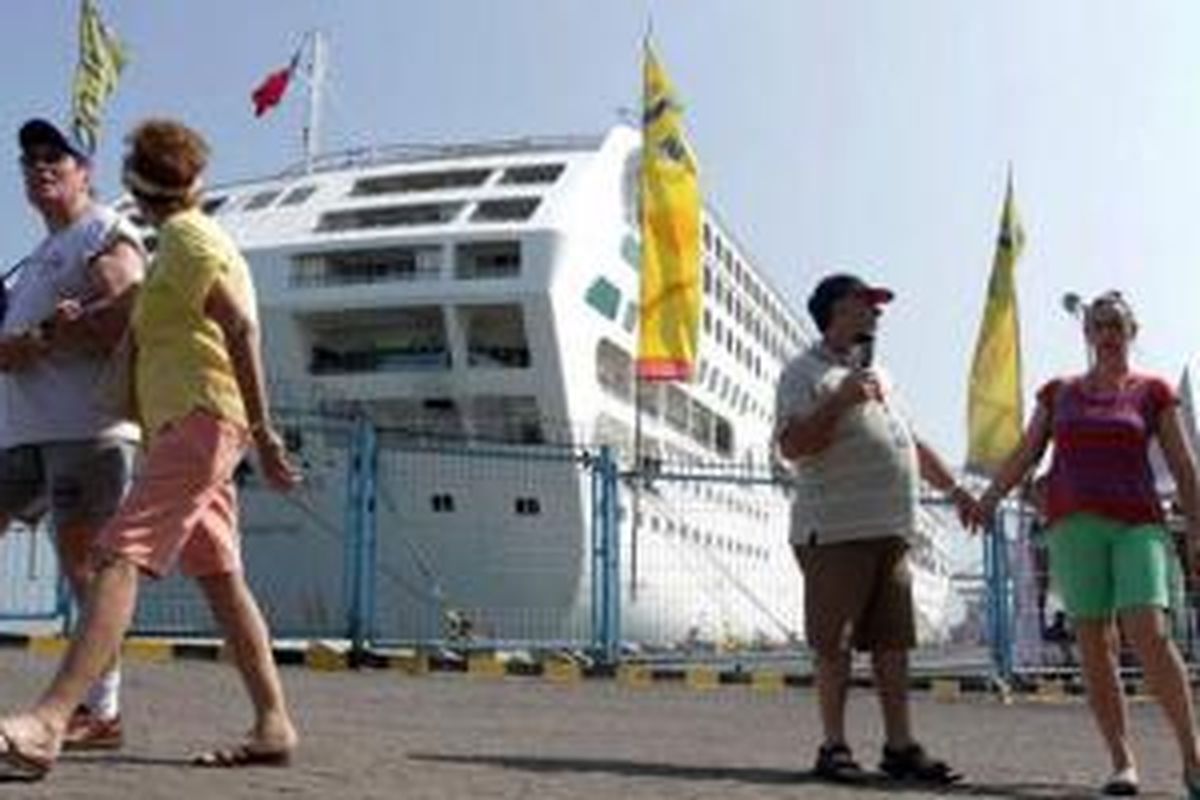 Sejumlah wisatawan asing tiba di Tanjung Emas Semarang dengan menggunakan kapal pesiar MV Sea Princes, Senin (11/8/2014). Sebanyak 1900 wisatawan asing dari Singapura melakukan perjalanan ke Indonesia meliputi Lombok, Makassar, Semarang, dan Bali.