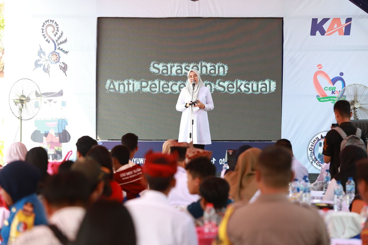 Bupati Banyuwangi Ipuk Fiestiandani saat membuka sarasehan anti pelecehan seksual di kereta, di Stasiun Banyuwangi Kota. 