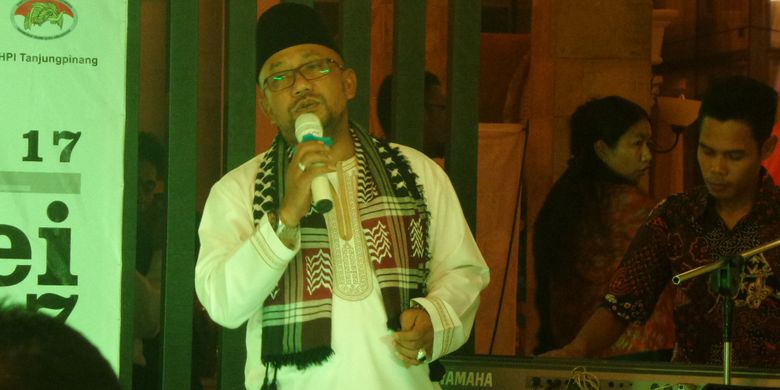 Wali Kota Tanjungpinang, Lis Darmansyah bernyanyi di sela acara gala dinner di Hotel Comfort Tanjungpinang, Kepulauan Riau, Senin (15/5/2017) malam.