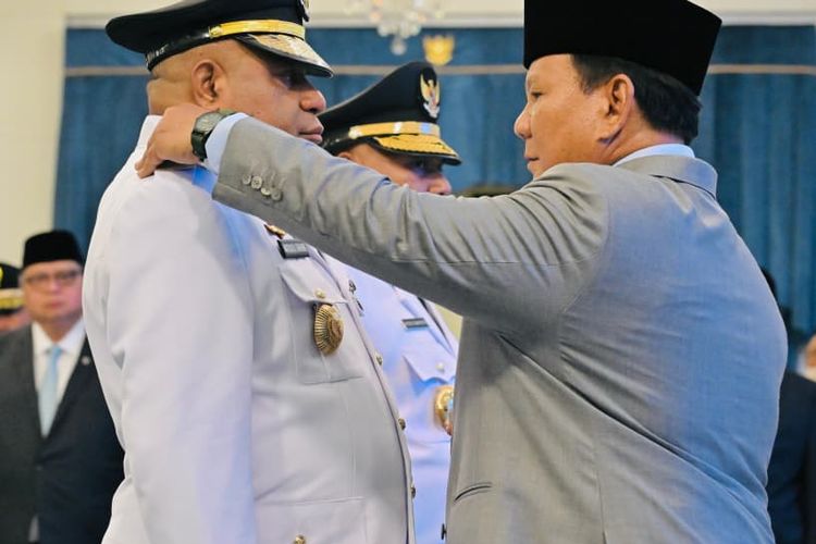 Presiden Prabowo Subianto menyematkan tanda pangkat kepada Gubernur dan Wakil Gubernur Papua Mathius D. Fakhiri dan Aryoko Rumaropen masa jabatan tahun 2025-2030 di Istana Negara, Kompleks Istana Kepresidenan, Jakarta Pusat, Rabu (8/10/2025). 