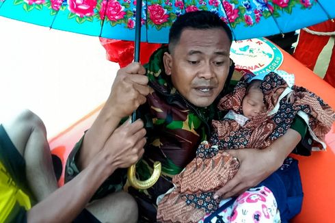 Foto Viral 2 Prajurit TNI Selamatkan Bayi Saat Banjir 4 Meter di Aceh