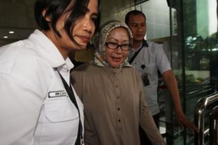 Terpidana kasus suap ketua Mahkamah Konstitusi terkait sengketa Pilkada Lebak, Banten, Ratu Atut Chosiyah, keluar dari Gedung Komisi Pemberantasan Korupsi, Jakarta Selatan, Senin (14/12/2015).