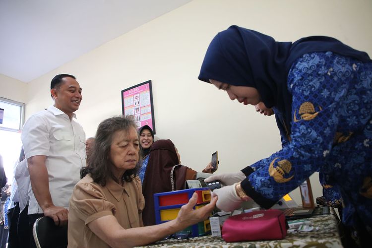 Pemkot Surabaya menyediakan berbagai layanan pemeriksaan kesehatan dasar lewat program R1N1. Adapun program tersebut menghadirkan layanan konsultasi kesehatan, skrining kesehatan, dan pengobatan dasar.
