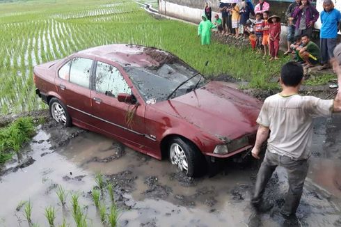 Detik-detik BMW Loncat ke Sawah lalu Terbalik, Berawal dari Pecah Ban