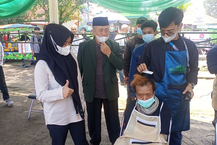 Sebanyak 100 tukang cukur yang tergabung dalam Lintas Komunitas Tukang Cukur se-Kabupaten Bandung melakukan aksi cukur gratis di Alun-Alun Banjaran, Kabupaten Bandung, Jawa Barat, Selasa (22/2/2022).