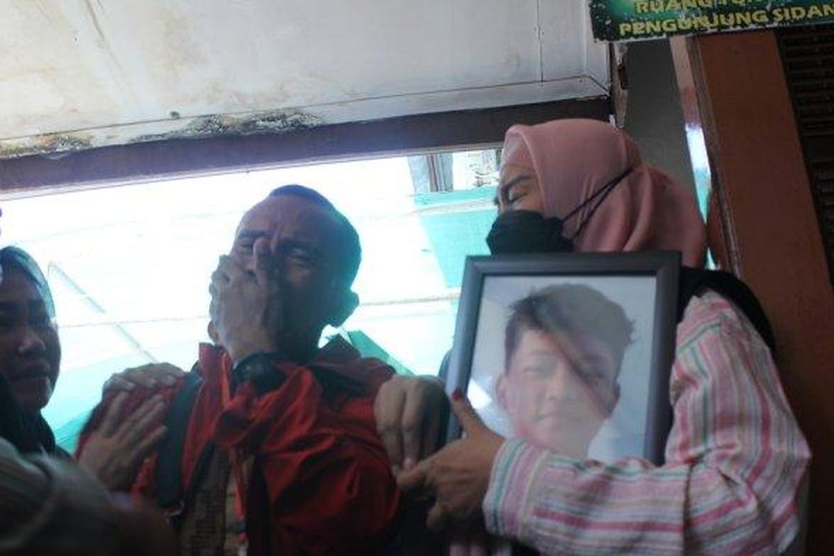 Keluarga Arya Saputra menangis dan kecewa atas hasil putusan Majelis Hakim PN Kota Bogor, Senin (12/6/2023). 