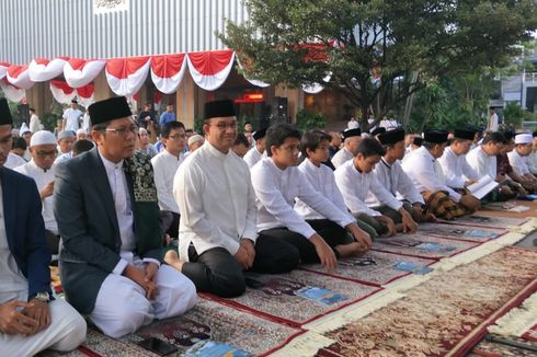 Anies Baswedan Sekeluarga Shalat Idul Adha di Balai Kota