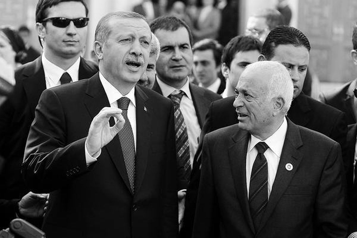 Perdana Menteri Turki Recep Tayyip Erdogan (kiri) dan Sekretaris Jenderal Liga Arab Nabeel El-Araby (kanan) berjalan ke luar Markas Liga Arab di Kairo, Mesir, Selasa (13/9). Erdogan semakin intensif meluaskan pengaruh Turki di Timur Tengah dan dunia Arab semenjak runtuhnya rezim  otokratis Hosni Mubarak dalam aksi revolusi rakyat awal tahun ini.
