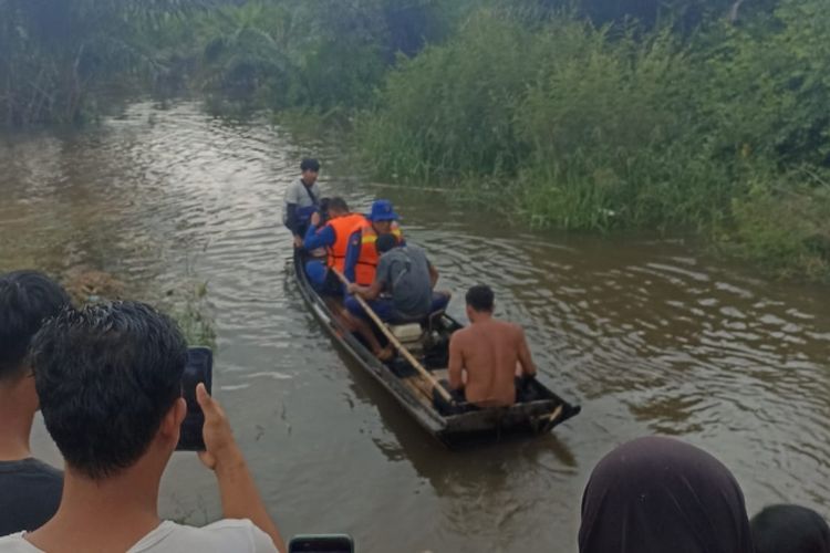 Tim Satpolairud Polres Pelalawan saat berupaya mencari bocah yang tenggelam di sungai Desa Telayap, Kecamatan Pelalawan, Kabupaten Pelalawan, Riau, Senin (18/12/2023).