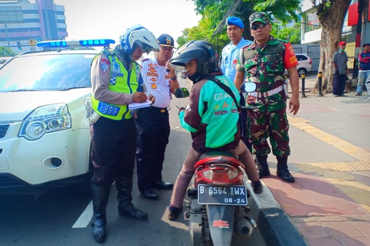 Penindakan sanksi tilang pelanggar jalur sepeda di Jalan Matraman Raya, Jakarta Timur, Rabu (20/11/2019).
