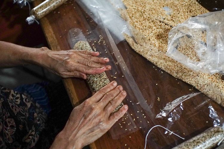 A number of workers package dodol and basket cakes at the Ny Dodol and Cake production house. Lauw (LKW), in Tangerang, Banten, Friday (17/1/2025).