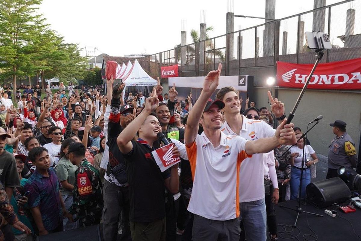 Joan Mir dan Luca Marini berpose bersama komunitas sepeda motor Honda di Sirkuit Mandalika dalam rangkaian MotoGP Mandalika 2024 yang digelar pada 27-29 September 2024.