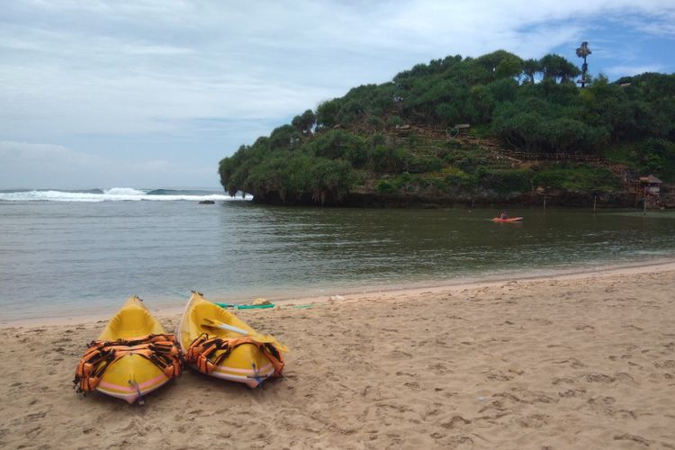 Pengunjung Pantai Drini, Gunungkidul, DI Yogyakarta, bermain kano, Jumat (8/2/2019).