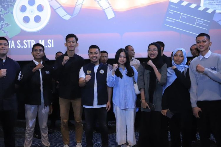 Penjabat (Pj) Wali Kota (Walkot) Pekanbaru Risnandar Mahiwa bersama ratusan mahasiswa dari berbagai perguruan tinggi di Pekanbaru mengadakan nobar film Lafran di Bioskop Cinepolis, Mall Living World, Jumat (21/6/2024) malam.