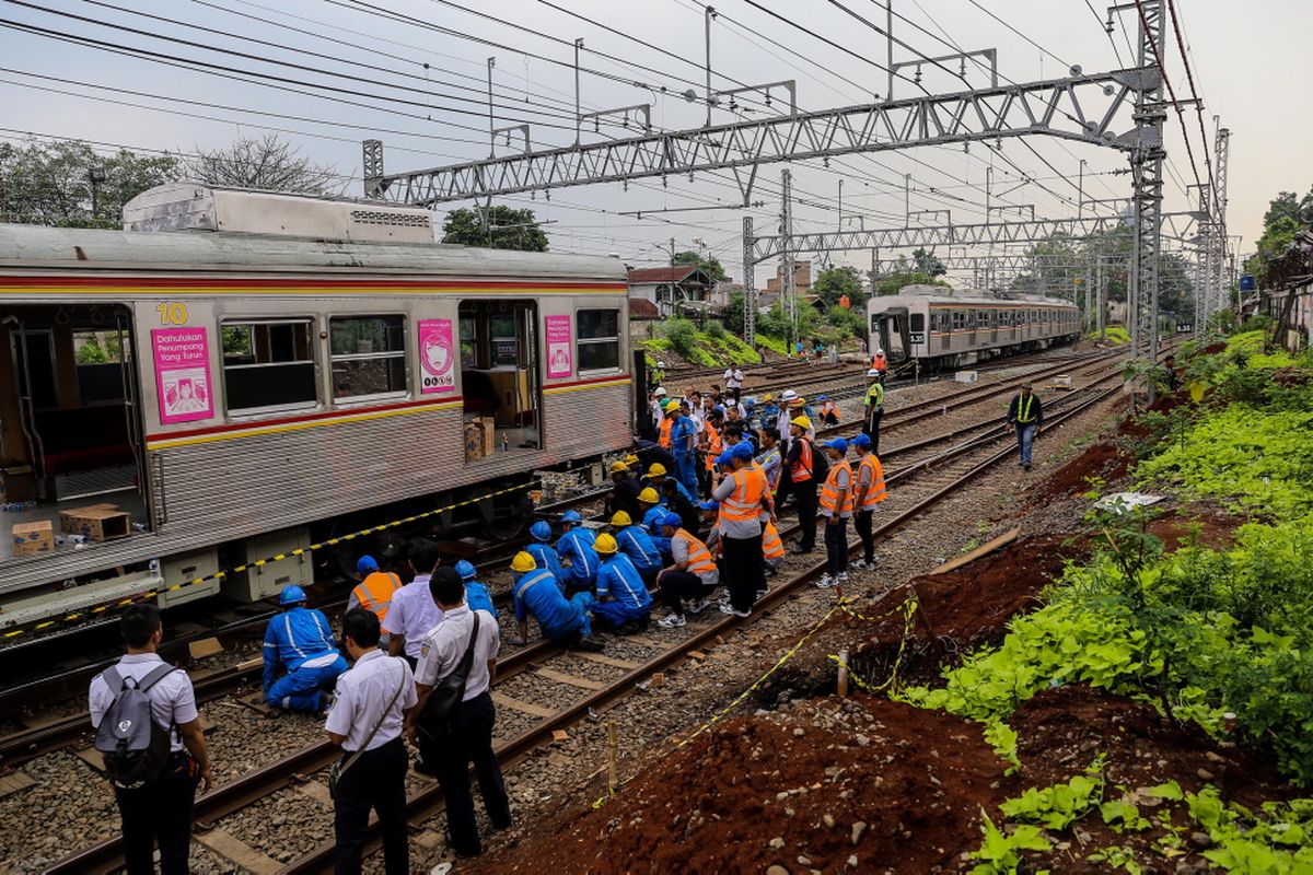 Petugas gabungan dari PT KAI Daop 1 Jakarta dan PT KCI melakukan evakuasi gerbong kereta rel listrik (KRL) nomor 1507 rute Bogor - Angke yang anjlok di wilayah Stasiun Manggarai, Jakarta Selatan, Selasa (3/10/2017). Tidak ada korban dalam peristiwa tersebut tetapi menyebabkan terjadinya penumpukan penumpang dan terganggunya perjalanan KRL di sejumlah stasiun.