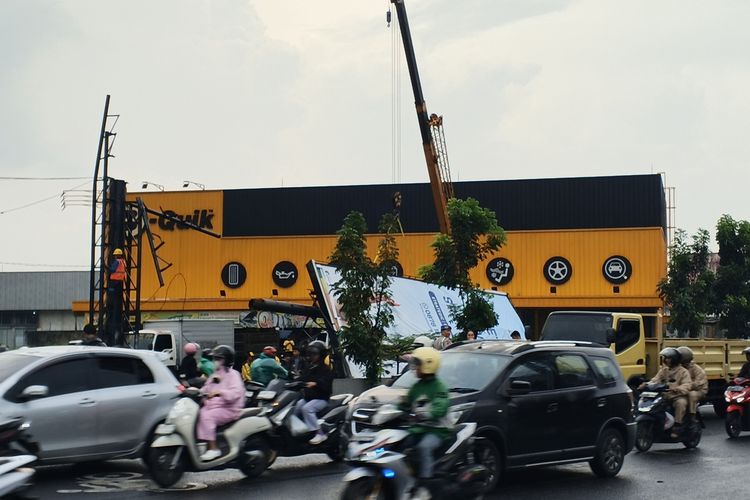 Hujan Deras Disertai Angin Kencang, 3 Papan Reklame Besar di Bandung Roboh