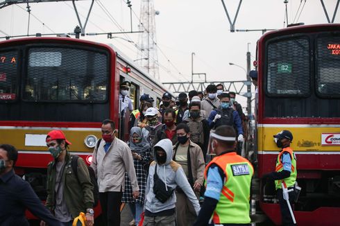 Urai Kepadatan Penumpang di Stasiun Bogor, Jadwal Keberangkatan KRL Mulai Pukul 03.41 WIB